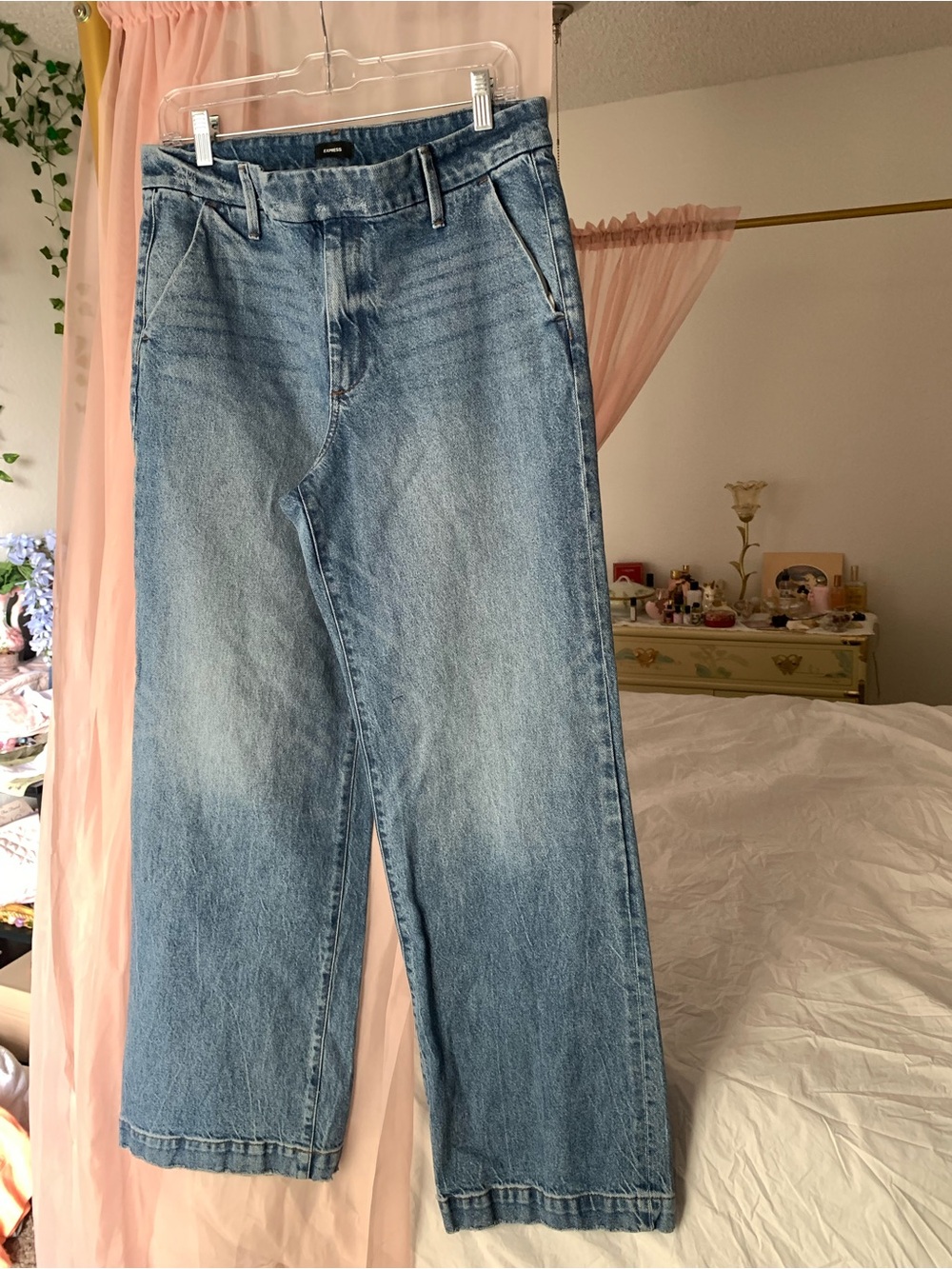 Express Wide-Leg Jeans in Light Blue Wash